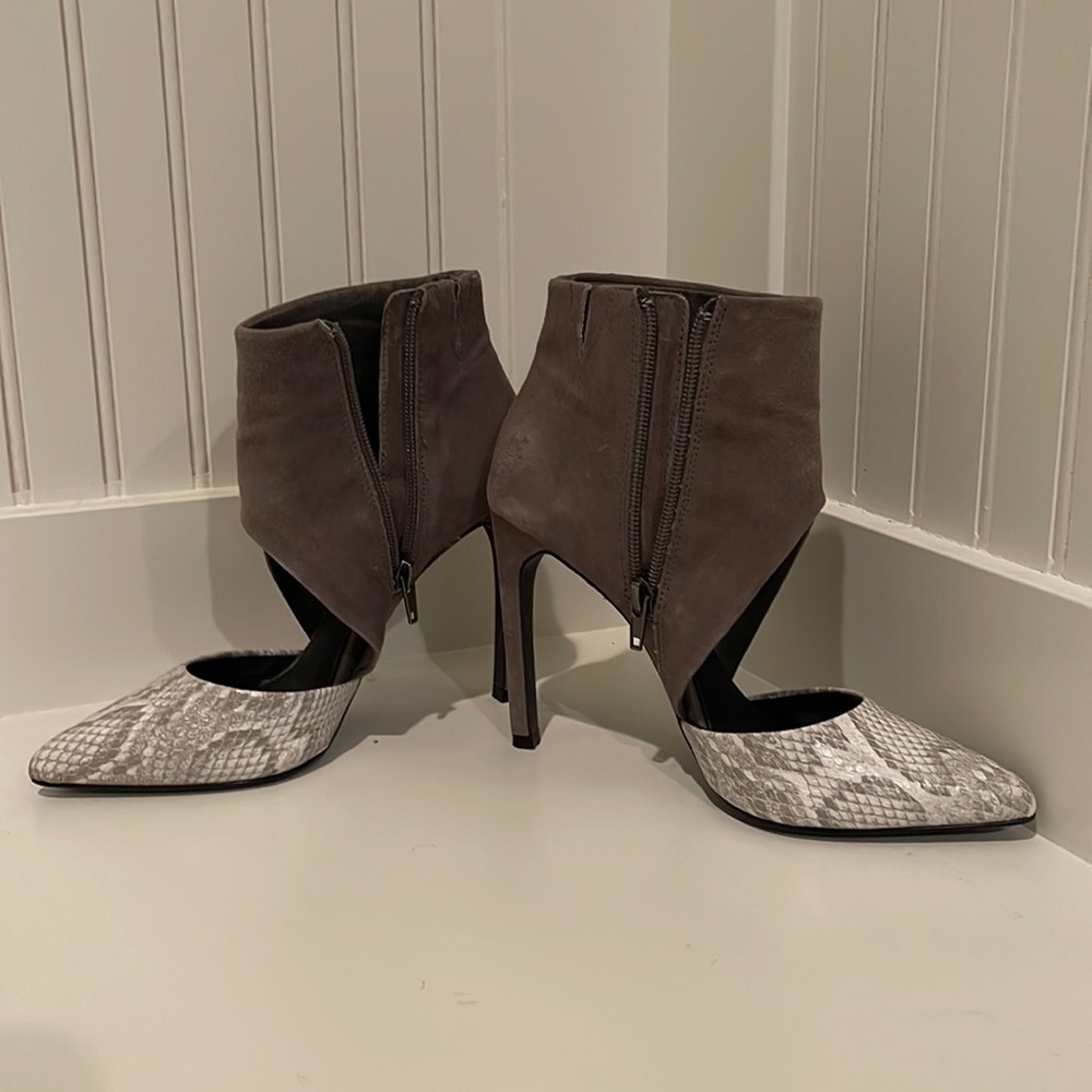 Size 6, women’s heels